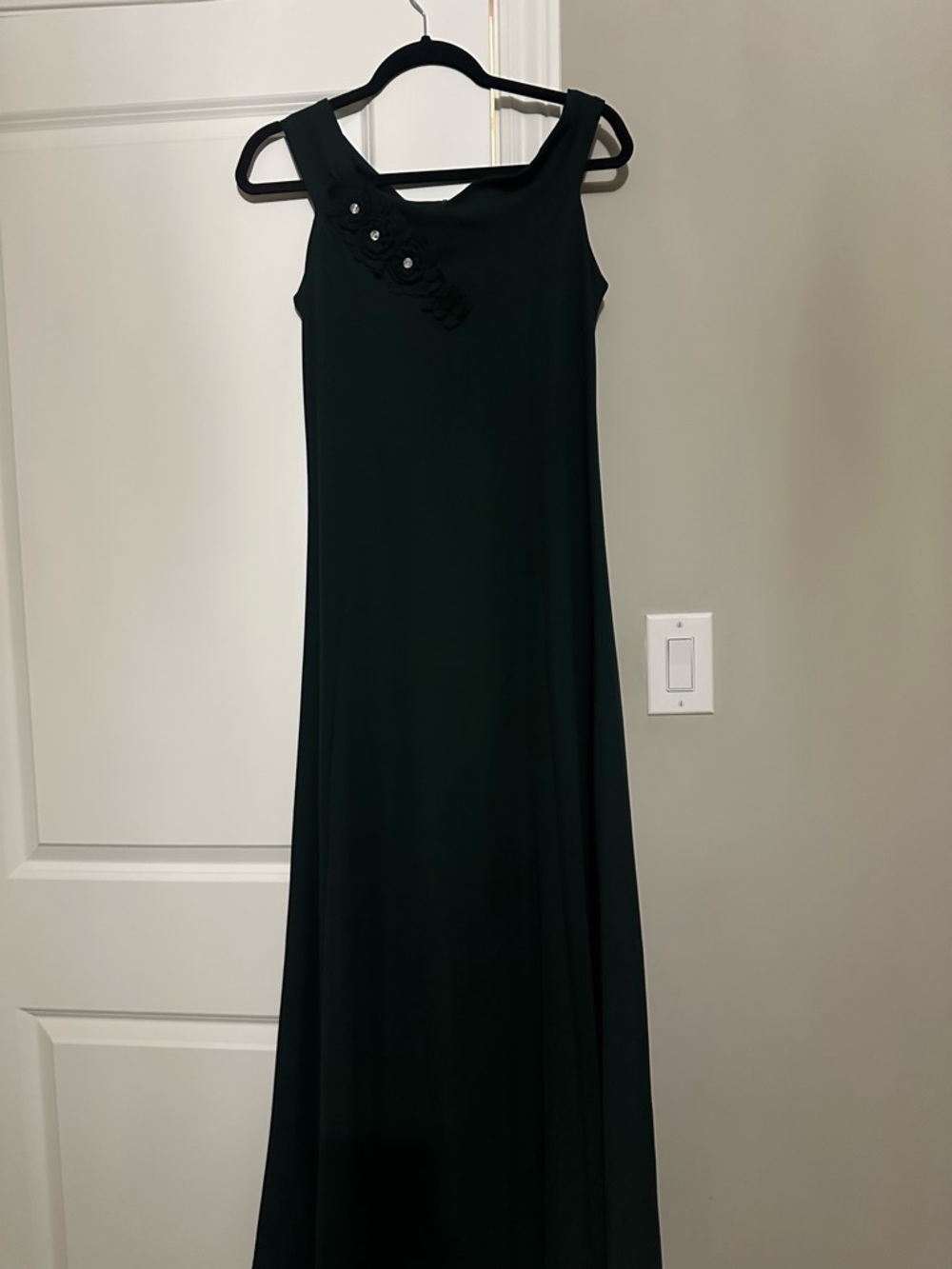 Elegant Black Sleeveless Maxi Dress with Floral Applique